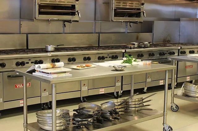 Cocina industrial en uso antes de la intervención